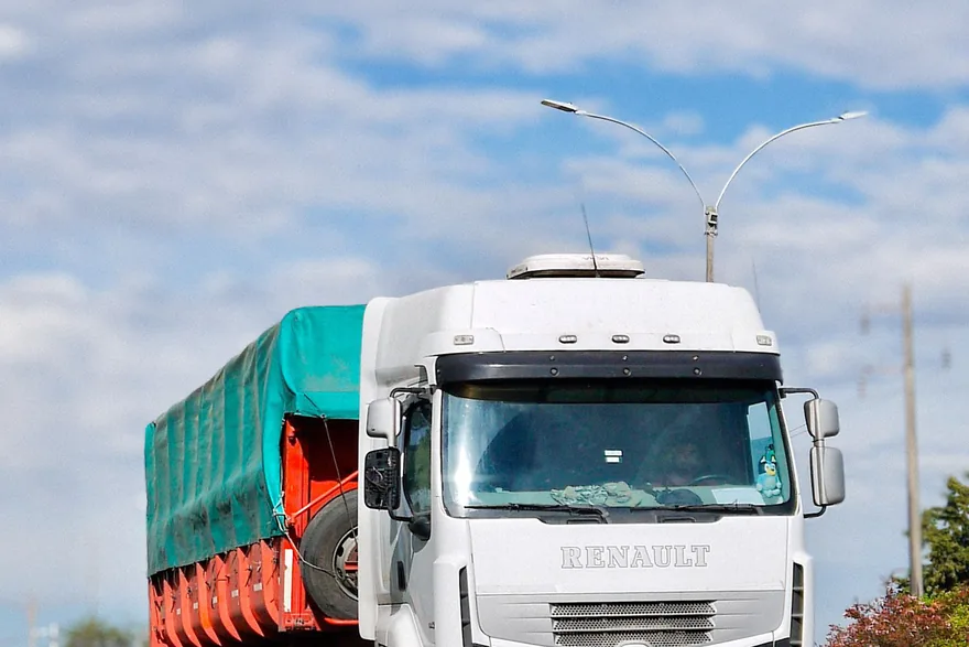 No Brasil, mover carga é conviver com um risco que em outros países é secundário: o roubo.
