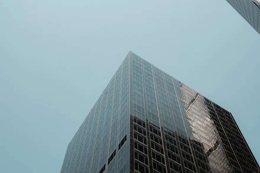Segurar o prédio é proteger a estrutura. Proteger a empresa é garantir que ela continue op