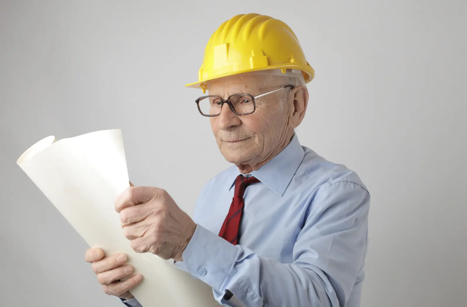 Profissional analisando indicadores e projetos